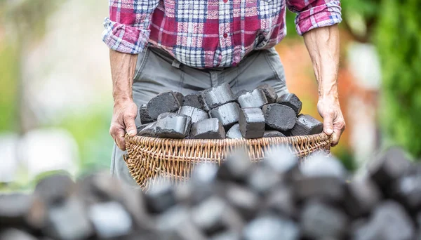 Detalhe Dos Braços Velho Pegando Uma Cesta Cheia Briquetes Carvão — Fotografia de Stock