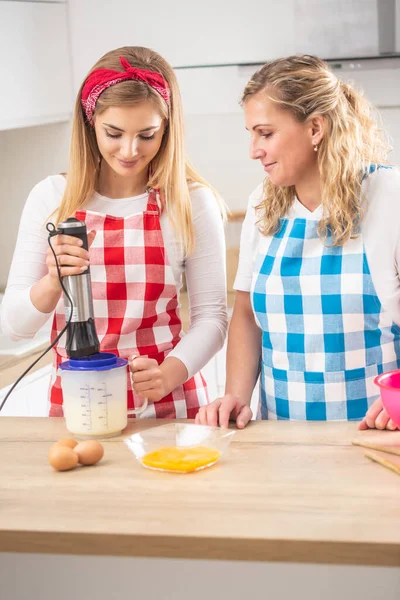 Mãe Ajudando Filha Cozinha Teh Com Menina Misturando Ovos Com — Fotografia de Stock