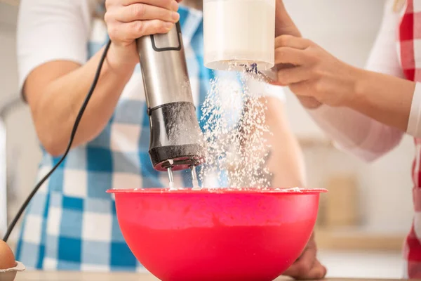 Detail Von Zwei Weibchen Die Mehl Eine Rote Schüssel Geben — Stockfoto