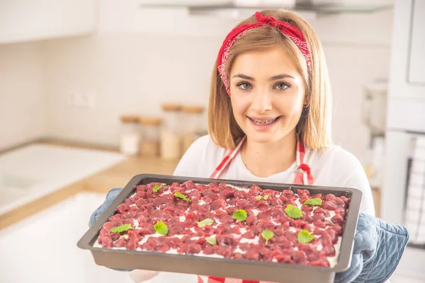 Giovane Donna Panettiere Presenta Torta Ciliegie Una Teglia Forno Sorridente — Foto Stock