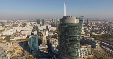 Hava güneşli bir günde gökdelen çember