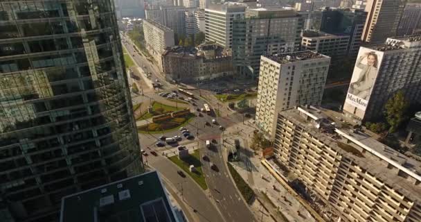 Descente Aérienne Avec Un Mouvement Avancé, Gratte-ciel Au Premier Plan — Video