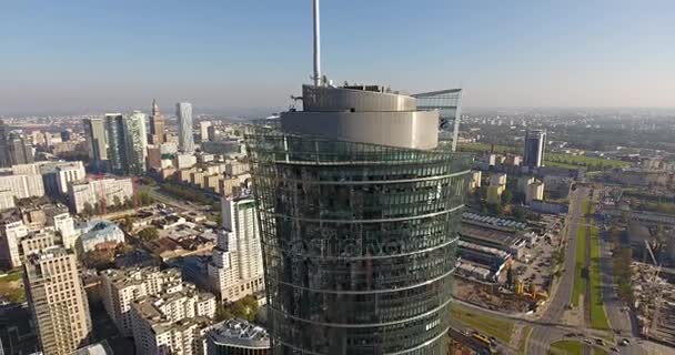 在一个晴朗的日子, 空中运动远离摩天大楼 — 图库视频影像