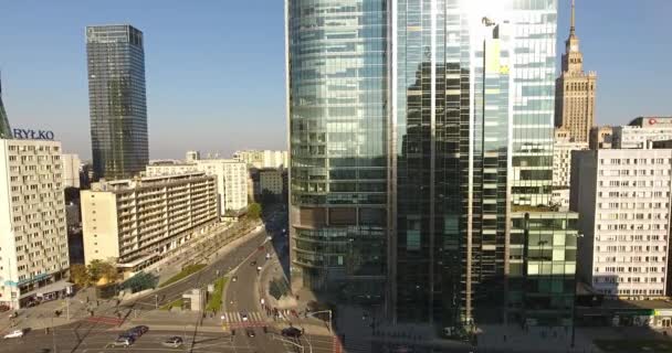 Vista aérea del rascacielos desde la parte inferior hasta la parte superior — Vídeo de stock