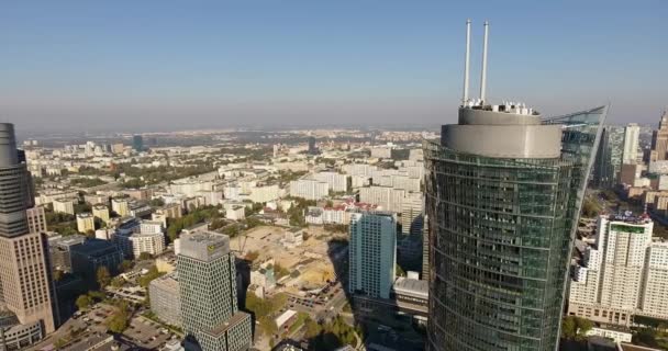 在一个晴朗的日子, 空中运动过去到摩天大楼 — 图库视频影像