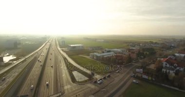 Bir hareket yolu bir gün batımı ile solundaki ile hava çekimleri