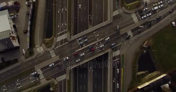 Aerial Overhead skjuta på en motorväg med en framåtgående rörelsen — Stockvideo