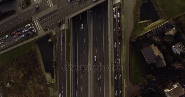 Aereo Overhead Sparatoria di un'autostrada con un movimento all'indietro — Video Stock