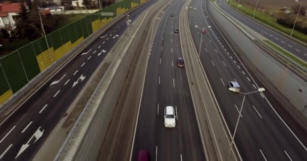 Aérea hacia atrás disparar de una autopista — Vídeo de stock