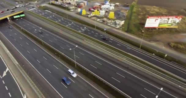 Aerial avslöjande skjuta av en motorväg och byggnader — Stockvideo