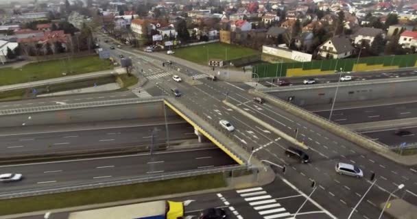 Movimiento aéreo a la derecha en una carretera con una puesta de sol y una carretera reveladoras — Vídeo de stock