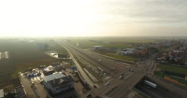 Disparo aéreo con un movimiento a la derecha de la carretera con una puesta de sol — Vídeo de stock