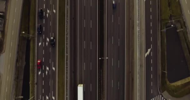 Вид с воздуха на шоссе с автомобилями и грузовиками на нем — стоковое видео