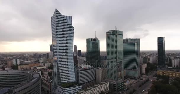 Timelapse aéreo con vistas a rascacielos modernos. Centro de Ciudad — Vídeo de stock