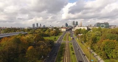 Bulutlar hareket hızlı ile şehrin hava Timelapse