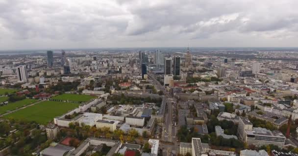 Widok z lotu ptaka miasta Warszawy. Pochmurny dzień — Wideo stockowe