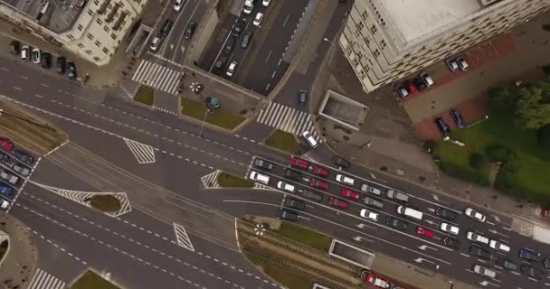 Vista aérea en una carretera con tranvías. Movimiento giratorio — Vídeos de Stock