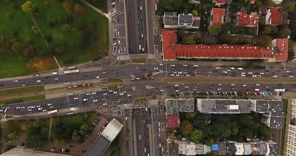 Luchtfoto Overhead schot van het verkeer In Timelapse. Beweging naar beneden — Stockvideo