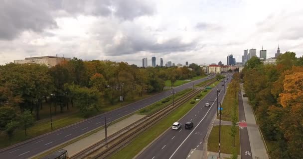 Aerial rörelse mot staden mellan två parker — Stockvideo