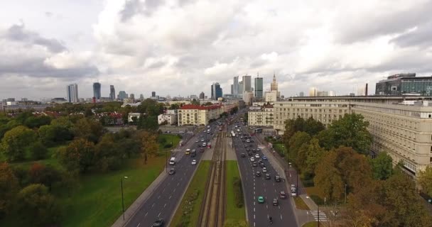 Letecký snímek s pohybem směrem město v větrný den — Stock video