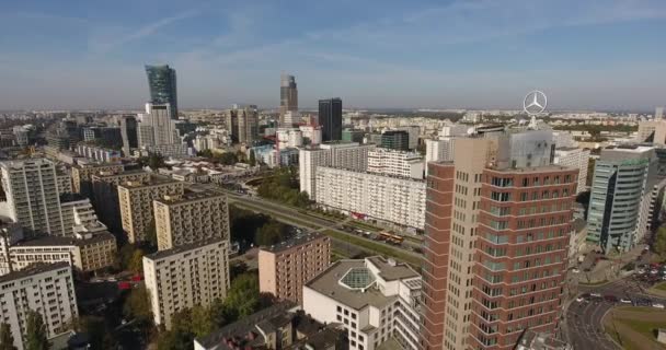 Aerial alejándose del edificio con los bloques reveladores en el fondo — Vídeos de Stock