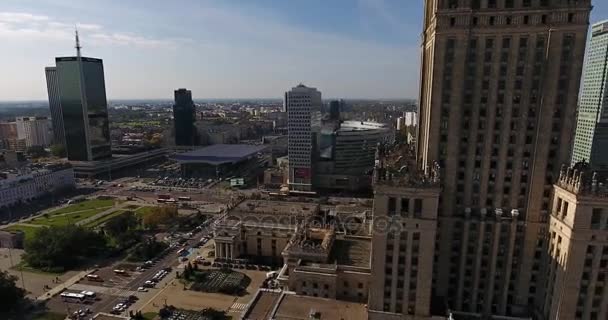 Krąży wokół Pałacu Kultury od góry do dołu w Warszawie — Wideo stockowe