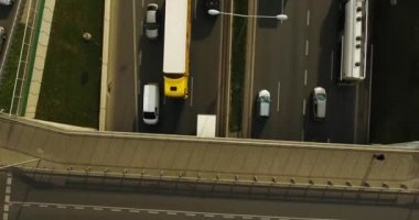 A karayolu ile aynı hızda hareket arabalarla hava atış yukarıya kapatmak