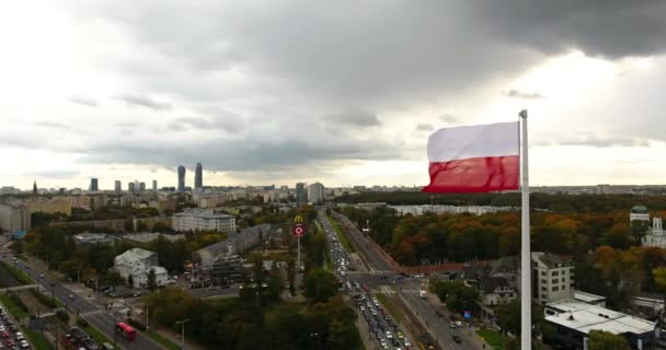 Krąży wokół polskiej flagi w pobliżu centrum miasta. Widok z lotu ptaka — Wideo stockowe