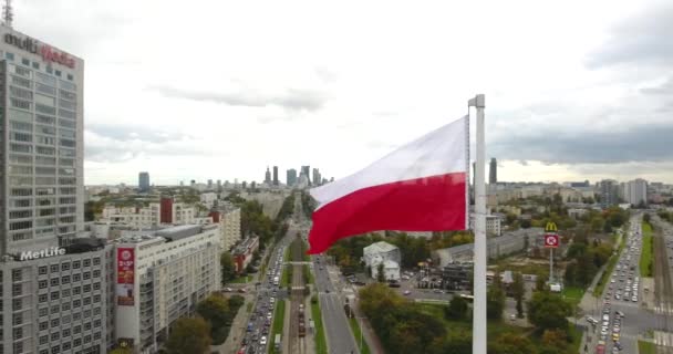 Krąży wokół polskiej flagi w powietrzu. Widok na centrum miasta — Wideo stockowe