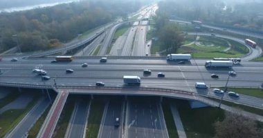 Meşgul karayolu üzerinde havadan görünümü