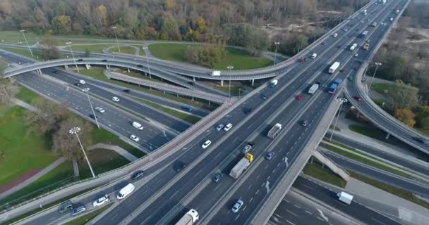 Circulación aérea alrededor de la autopista ocupada — Vídeos de Stock