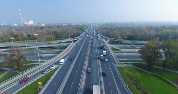 Widok z lotu ptaka na autostradzie z ciężarówek i samochodów — Wideo stockowe