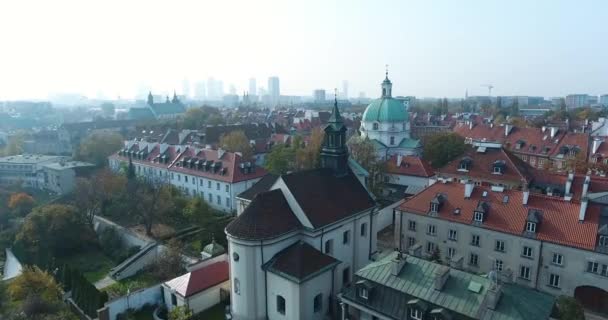 Veduta aerea della chiesa nel centro storico. Colpo in testa — Video Stock