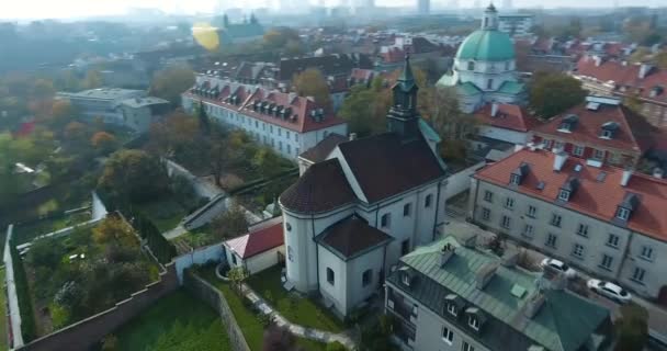 Filmszerű légi felvétel a templom, a régi város. Körözött közelében által — Stock videók