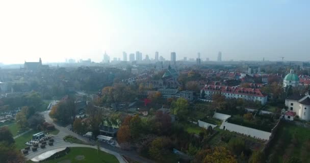 Filmszerű légi Drone kilátás az óváros. Belvárosban, a háttér — Stock videók