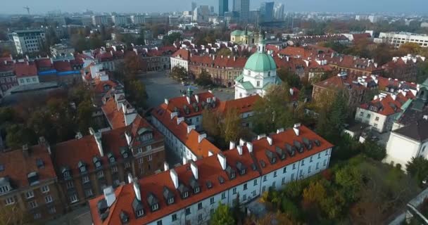 Drone aérien tiré de l'église dans la vieille ville de Varsovie — Video