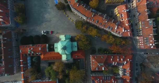 Rezsi Drone nézet a templom, a régi város. Mozgás felfelé — Stock videók