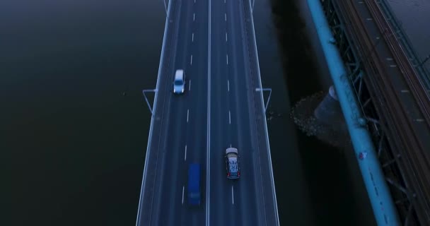 Persiguiendo coches en un puente. Aerial Drone Shot — Vídeos de Stock