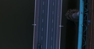 Köprüdeki otomobillerin hava atış yukarıya kapatmak