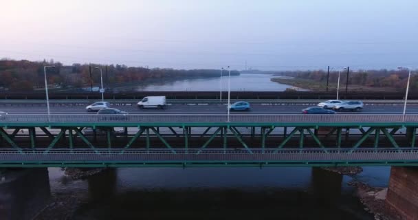 Пролітати над мосту. Центр міста і захід сонця на фоні — стокове відео