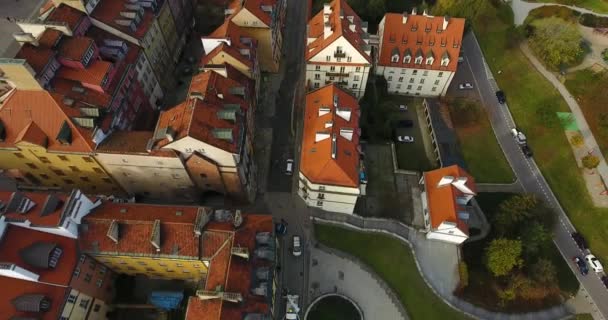 Overhead Drone schoot van de oude stad daken — Stockvideo