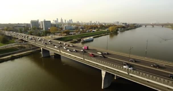 Пролітати над мостом з великою кількістю автомобілів на ньому — стокове відео