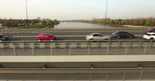 Verfolgungsjagd auf einer Brücke. Luftaufnahme — Stockvideo