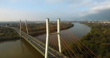 Turuncu halatlar ve Şehir Köprüsü'nün panoramik havadan görünümü
