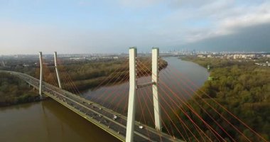 İki taraftan da bir köprünün panoramik havadan görünümü