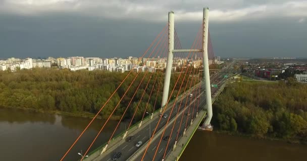 Der Blick auf eine Brücke von unten nach oben — Stockvideo