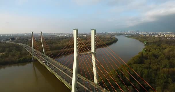 Vista aérea panorámica de un puente con cuerdas naranjas y ciudad — Vídeo de stock