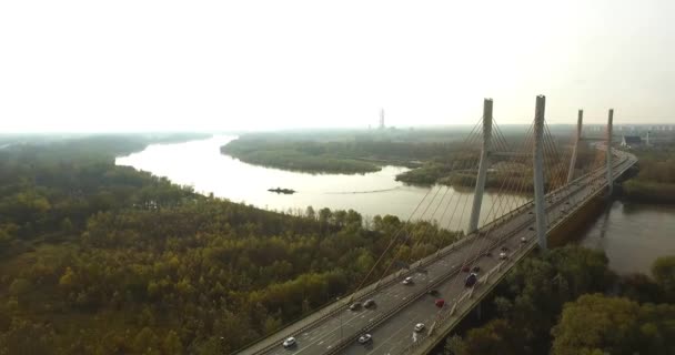 Pohled na most při pohledu na centrum města. Letecký snímek — Stock video