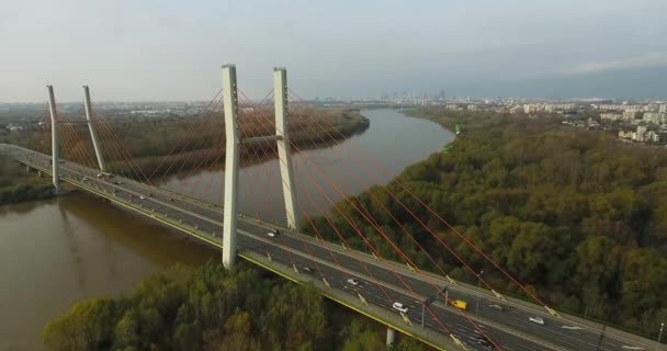 Панорамный вид на мост с оранжевыми веревками — стоковое видео