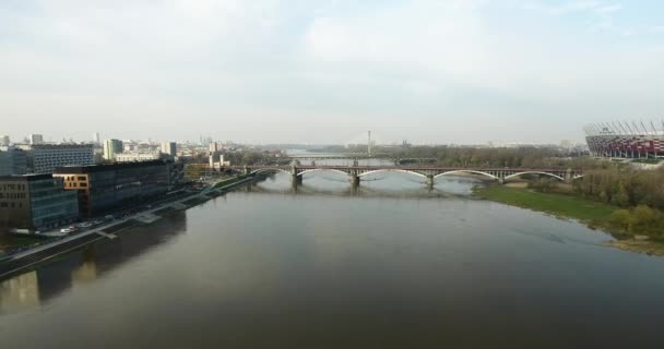 Fliegen zwischen zwei Böschungen. Zeitraffer-Schuss. Blick auf eine Brücke — Stockvideo